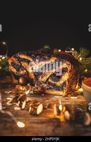 Pâte douce et douce à base de graines de pavot sur fond de Noël.Concept Babka Banque D'Images