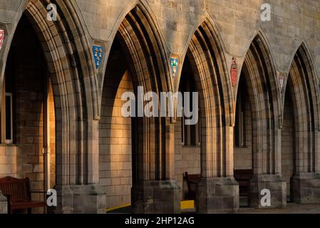 Une photographie en couleur des arches en pierre et de la passerelle cloisonnée qui font partie de Elphinstone Hall, Aberdeen University, Aberdeen, Écosse. Banque D'Images