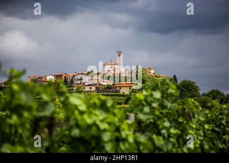 Village médiéval Smartno à Goriska Brda, région de la Slovénie. Banque D'Images