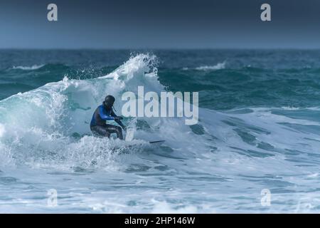 Le surf d'hiver au Fistral à Newquay, en Cornouailles, au Royaume-Uni. Banque D'Images