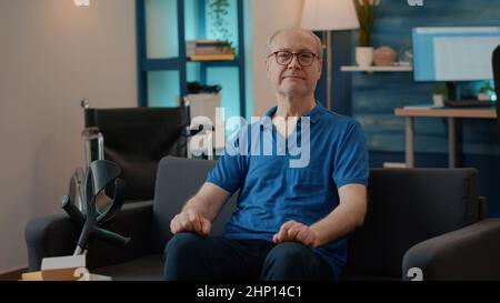 Le point de vue de l'homme ayant une conversation à distance sur appel vidéo. Personne âgée souffrant d'une incapacité chronique utilisant la téléconférence et la webcam en ligne pour parler aux personnes pour les télécommunications sur Internet. Banque D'Images