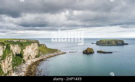 De hautes falaises de calcaire et Sheep Island près du pont de corde de Carrick a Rede, attraction touristique populaire, Wild Atlantic Way, Irlande du Nord Banque D'Images