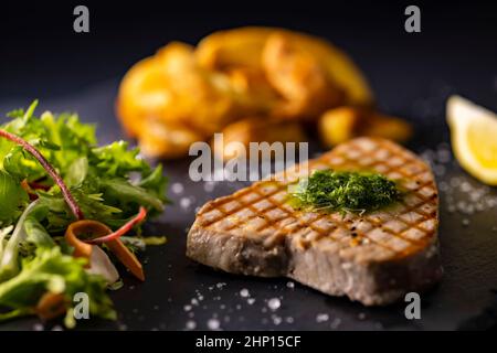 steak de thon avec salade et pommes de terre épicées Banque D'Images