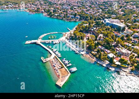 Plages de bord de mer de Malinska et vue sur la côte turquoise, destination touristique de l'île de Krk en Croatie Banque D'Images