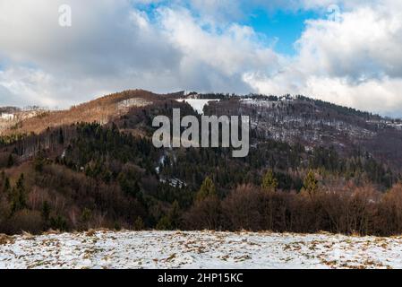 Vue sur la colline de Kozubova depuis la colline de Mala Kykula en hiver Moravskoslezske Beskydy en République tchèque Banque D'Images