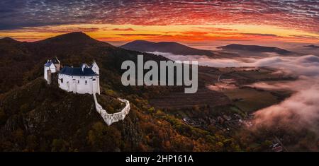 Fuzer, Hongrie - vue panoramique aérienne du magnifique château de Fuzer (Fuzeri var) avec un incroyable ciel de lever de soleil et des nuages brumeux et colorés sur un m d'automne Banque D'Images