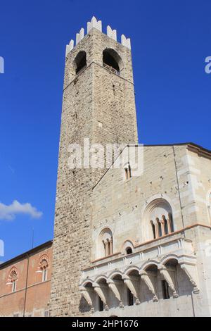 Façades de la vieille mairie de Broletto, tour Torre del pegol, maison médiévale Loggia delle Grida sur la place Piazza Paolo VI à Brescia, Lombardie, Italie Banque D'Images