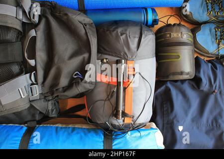 Télévision jeter la composition avec l'équipement de camping sur fond de bois Banque D'Images