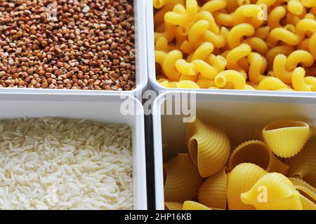 Riz, nouilles, avoine et sarrasin dans une boîte. Fournitures alimentaires . Banque D'Images