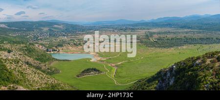 Vue panoramique sur la vallée d'Imotski avec le lac Prolosko à Dalmatie, Croatie. Banque D'Images