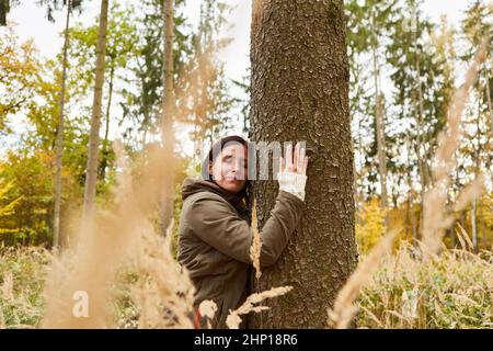 Femme forêt baignade dans la nature hale un arbre dans la forêt pour la détente et la tranquillité Banque D'Images