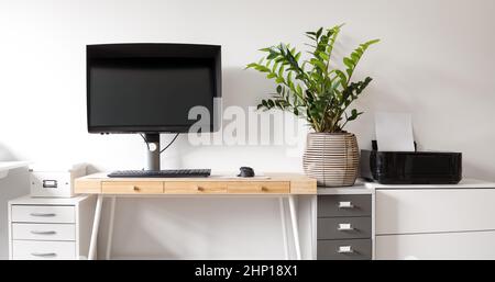 Vue illustrée sur le lieu de travail moderne dans la salle blanche.Maquette de l'espace de travail avec table en bois et ordinateur dessus, avec usine et scanner sur le SH Banque D'Images