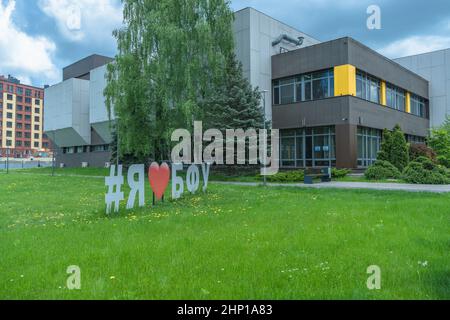 Kaliningrad, Russie - 18 mai 2021 : hashtag « J'aime BFU » sur la pelouse verte devant le bâtiment principal de l'Université fédérale de la Baltique Banque D'Images