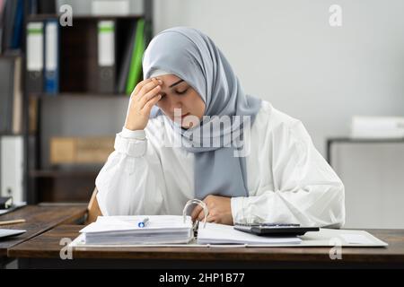 Frustré ennuyé Business Woman avec la charge de travail de document au bureau Banque D'Images