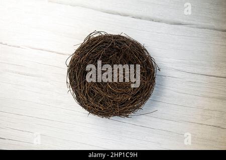 Nid d'oiseau vide vue de dessus, décoration de Pâques avec espace de copie, espace de texture d'arrière-plan en bois blanc pour le texte Banque D'Images