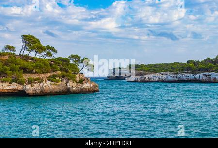 Plage turquoise et baie de Cala Samarador Amarador à Majorque Iles Baléares Espagne. Banque D'Images