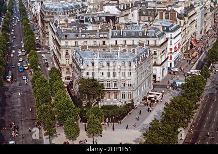 Vue depuis le sommet de l'Arc de Triomphe à Paris avec les avenues de Friedland et Charles de Gaulle. Piétons traversant des routes fréquentées. Cliché d'archivage Banque D'Images