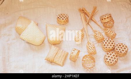 Ensemble de panier en osier vide sur la table avec un fond en lin naturel, maquette de modèle pour la présentation du produit Banque D'Images