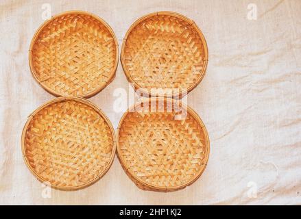 Ensemble de panier en osier vide sur la table avec un fond en lin naturel, maquette de modèle pour la présentation du produit Banque D'Images