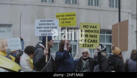 Londres, Royaume-Uni - 01 22 2022: Un groupe de manifestants parmi une foule tenant des panneaux, à Portland place pour le « rassemblement mondial pour la liberté ». Banque D'Images