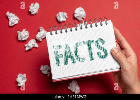 Rédaction affichant des faits de texte, des informations de vue d'ensemble d'entreprise utilisées comme preuve ou une partie du rapport article de nouvelles blog dessin Creative Designs prenant Impo Banque D'Images