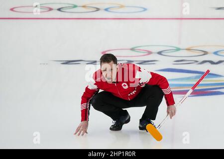 Pékin, Chine. 18th févr. 2022. Brad Gushue d'équipe Canada réagit lors de son jeu de la médaille de bronze curling masculin aux Jeux olympiques d'hiver de 2022 à Beijing, le vendredi 18 février 2022. Photo de Paul Hanna/UPI crédit: UPI/Alay Live News Banque D'Images