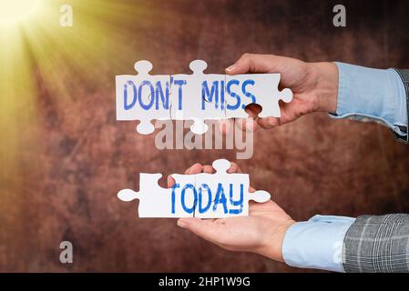 Écriture affichant le texte Don T Miss, mot écrit sur leur demander de ne pas manquer une opportunité ou un avantage Businesswoman trouver la stratégie pour Res Banque D'Images