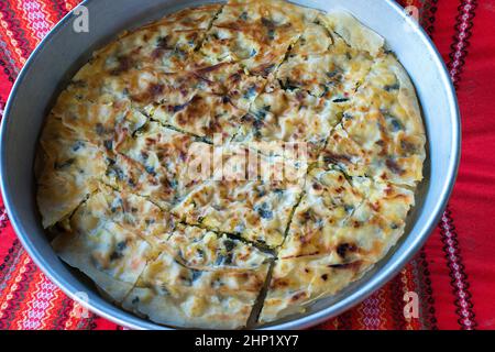 Plat national bulgare Patatnik, à base de pommes de terre et de fromage - sélectif Banque D'Images