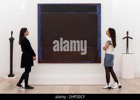 Londres, Royaume-Uni. 18 février 2022. SOUS EMBARGO JUSQU'À 1,30PM GMT VENDREDI 18 FÉVRIER 2022. Les membres du personnel voient "sans titre", 1960, par Mark Rothko (est. 35-50 millions de francs). Aperçu des œuvres de la collection Macklowe, la collection d'art moderne et contemporain la plus précieuse du marché. En novembre 2021, 35 œuvres se sont vendues pour $676,1 millions, la plus précieuse vente jamais à un seul propriétaire. 29 d’autres œuvres de cette collection, actuellement exposées à la rue New Bond de Sotheby, seront offertes à la vente par la rue New York de Sotheby au printemps. Credit: Stephen Chung / Alamy Live News Banque D'Images