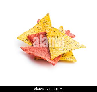 Triangle de croustilles de tortilla salées avec saveur de betterave rouge et graines de chia. Banque D'Images