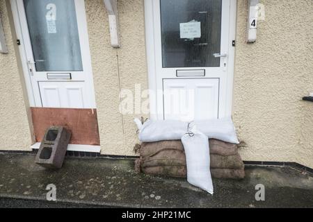 Aberystwyth, Royaume-Uni. 18th févr. 2022. Sacs de sable en face de la maison,propriété,pour,prévenir,possible,inondation,comme,Storm Eunice frappe Borth village,Coastal Resort au nord d'Aberystwyth,Cardigan Bay,West Wales,UK,Royaume-Uni crédit: Paul Quayle/Alay Live News Banque D'Images