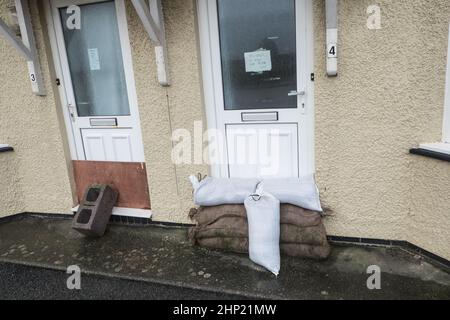 Aberystwyth, Royaume-Uni. 18th févr. 2022. Sacs de sable en face de la maison,propriété,pour,prévenir,possible,inondation,comme,Storm Eunice frappe Borth village,Coastal Resort au nord d'Aberystwyth,Cardigan Bay,West Wales,UK,Royaume-Uni crédit: Paul Quayle/Alay Live News Banque D'Images