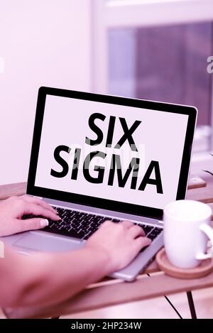 Légende de texte présentant six Sigma, ensemble de techniques de gestion de concept d'entreprise visant à améliorer les processus d'entreprise à la fois la saisie manuelle sur ordinateur portable Suivant Banque D'Images