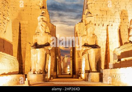 Le premier pylône du temple de Louxor, entrée principale, Égypte. Banque D'Images