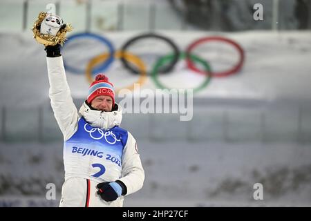 Johannes Thingnes BoE, de Norvège, célèbre l'or dans le Biathlon masculin au cours du 14 e jour des Jeux Olympiques d'hiver de 2022 à Beijing au parc de neige de Genting à Zhangjiakou, en Chine. Date de la photo : vendredi 18 février 2022. Banque D'Images