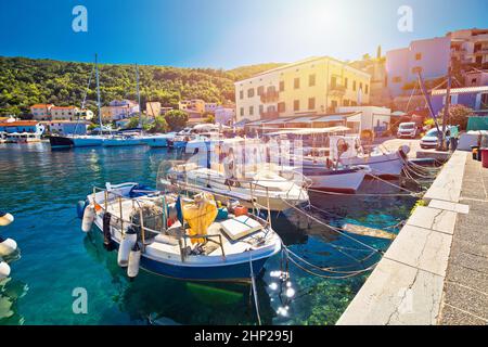 Village touristique de Valun sur l'île de Cres vue sur le front de mer, archipel Adriatique de Croatie Banque D'Images