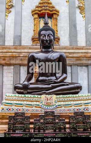 Statue de Bouddha noir assis dans un temple bouddhiste de Bangkok Banque D'Images