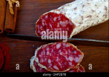 Saucisse traditionnelle italienne saume coupée en tranches sur une planche à bois Banque D'Images