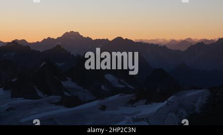 Scène du lever du soleil vue depuis le Mont Titlis, Suisse. Banque D'Images