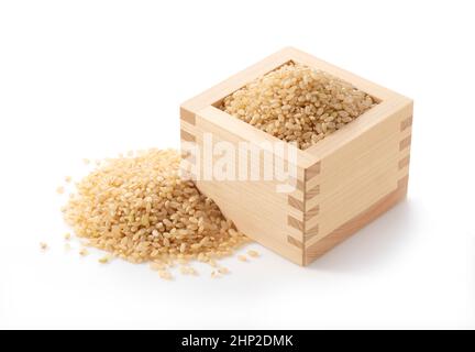 Faire revenir le riz dans une boîte en bois sur fond blanc. Banque D'Images