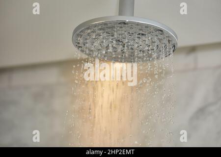 Douche activée, gros plan de la tête de douche au plafond Banque D'Images