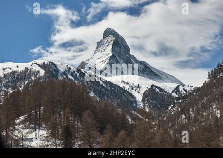 Vue sur Matterhorn dans les Alpes suisses, nuages derrière le monument naturel reconnu, vue depuis les remontées mécaniques de Zermatt Banque D'Images