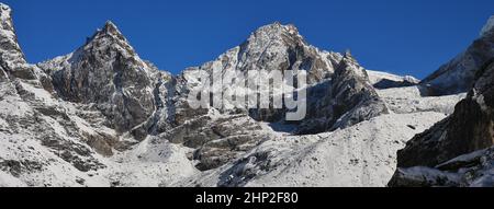 Vue éloignée sur le cho La route de montagne. Parc national du mont Everest, Népal. Banque D'Images