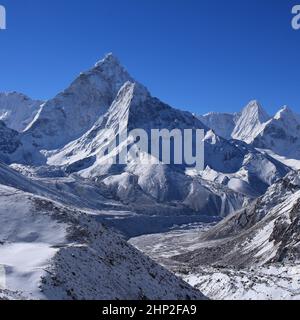 Majestueux mont Ama Dablam sur un matin après de nouvelles chutes de neige. Randonnée dans le Parc National du Mont Everest, Népal. Populaire pour l'escalade. Banque D'Images