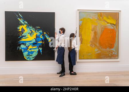 LONDRES, ROYAUME-UNI. 18 février 2022. SOUS EMBARGO jusqu'à 130 h Andy Warhol, Self Portrait, 1986, estimation: 15-20 millions de francs et Willem de Kooning, sans titre, 1961, estimation: 7-10 millions de francs à Sotheby, aperçu des œuvres rares de la collection Macklowe. La vente aux enchères aura lieu à New York le 16 mai .Credit: amer ghazzal/Alamy Live News Banque D'Images