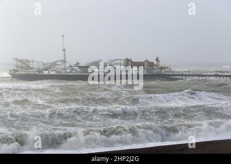 Brighton, East Sussex, Royaume-Uni. 18th février 2022. Storm Eunice à Brighton Pier, East Sussex, Royaume-Uni. © Malcolm Greig/Alamy Live News Banque D'Images