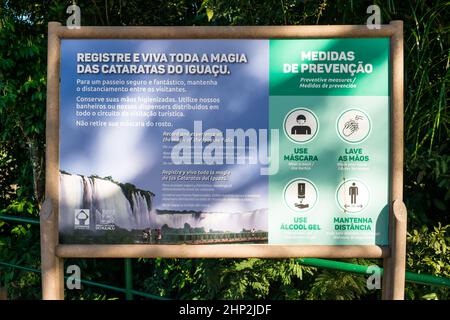 Foz do Iguaçu, Brésil - Circa juin 2020: Panneau d'information Parque das Aves (parc ornithologique) avec mesures de prévention Covid-19 Banque D'Images