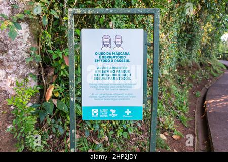 Foz do Iguaçu, Brésil - Circa juin 2020: Panneau d'information indiquant l'utilisation obligatoire des masques au parc national d'Iguaçu Banque D'Images