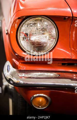 Gros plan du clignotant et du phare d'une voiture rouge rétro. Banque D'Images