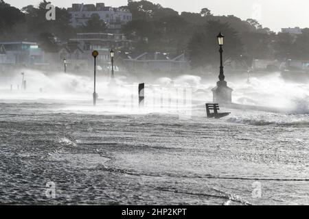 Poole, Royaume-Uni. 18th févr. 2022. Storm Eunice bat la côte et force la fermeture des routes à travers Dorset, y compris le chemin Shore à Sandbanks, Poole. Credit: Richard Crease/Alay Live News Banque D'Images
